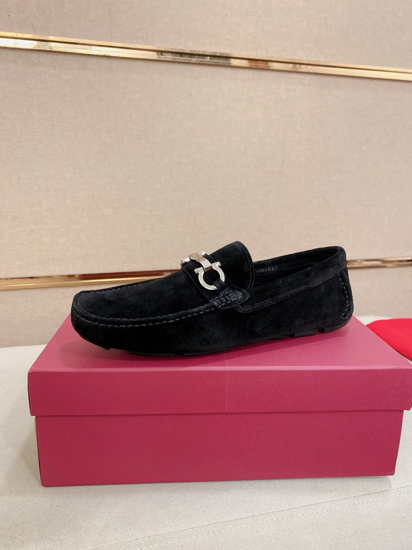 Men's shoes💰: 540💰High-end quality! Ferragamo🆕🆕Exclusive hot-selling products in stock🔥🔥New products on the shelves, high-quality Ferragamo men's pea shoes, high-end casual driving shoes, with complete packaging! 💪 💪 Material: imported Oxford cowhide 🐂 + imported high-quality water-dyed cowhide lining + wear-resistant outsole 👍🏻👍🏻 Features: high-end and comfortable, purely handmade 🚀 🚀 Create the perfect shoes that suit you best 🔥 🔥 Size: (38-44) 45 standard size can be customized!